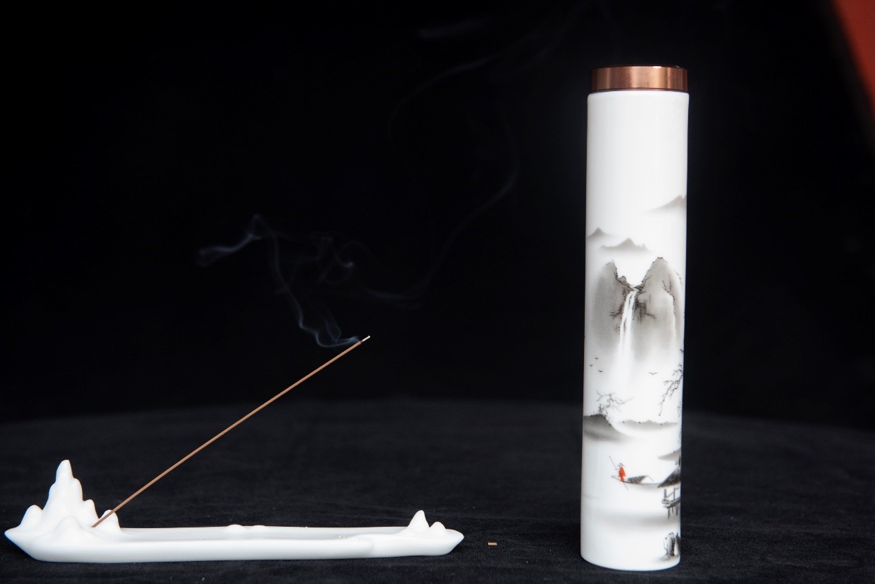 <h2>《刺桐花香牌一对》</h2><p>作者：蒲庆兰香室</p><p>创作年代：当代</p><p>规格：直径5cm×厚度1cm（两块）</p><p>品类：永春香</p>